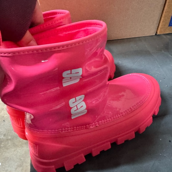 UGG Classic Brellah Mini boots in the "Super Coral" or "Flamingo Pink" colorway - Picture 5 of 9